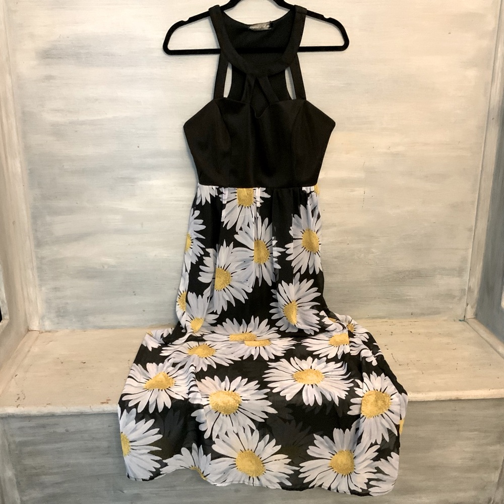 Crystal Doll Sunflower Maxi Dress Medium
Like New